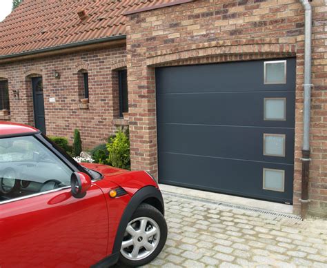 Pose de hublot dans une porte de garage sectionnelle